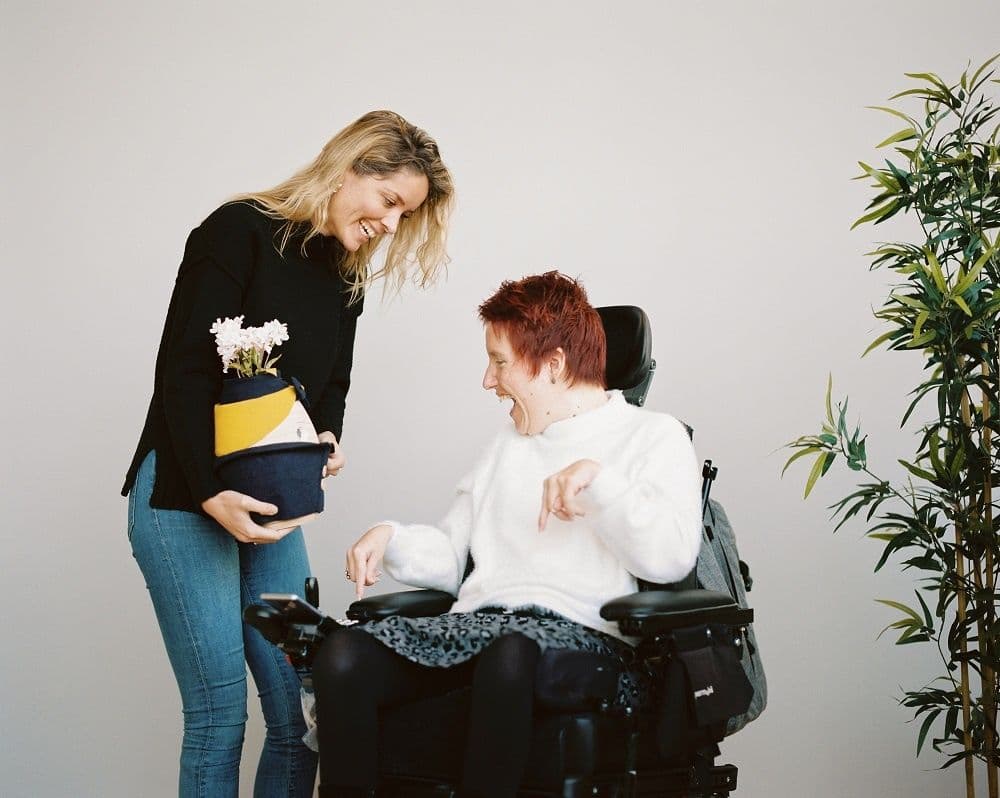 Personen met robot Tessa